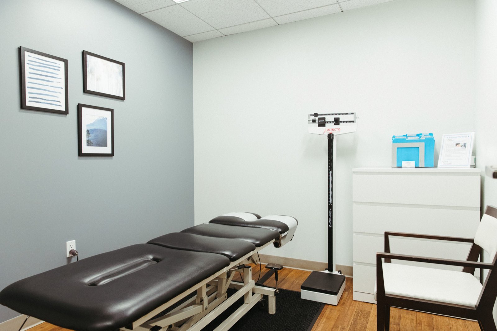 Adjusting table in a treatment room